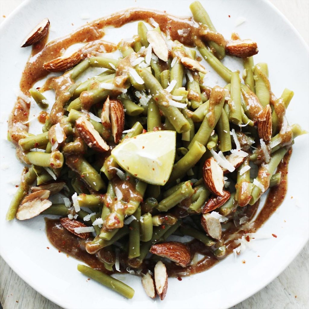 Brechbohnen-Salat mit Mandel-Dressing und glasierten Mandeln - Campo Verde