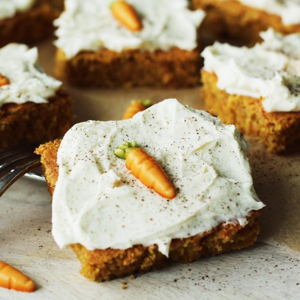 Saftiger Karotten-Blechkuchen mit weißem Schokoladen-Frischkäse ...