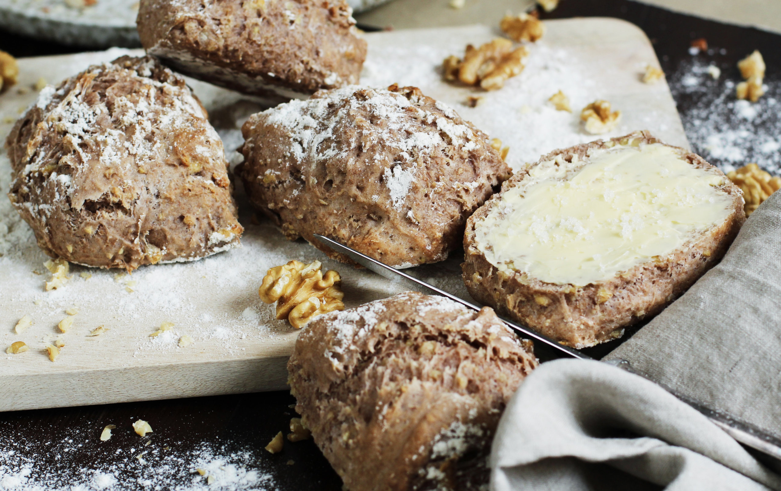 Dinkel(-Vollkorn) Walnussbrötchen (S. 10)